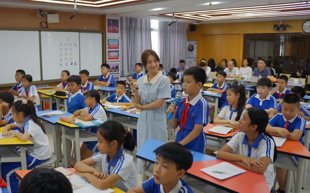 南湖小学开展《栽蒜苗（二）》课堂教学研讨活动