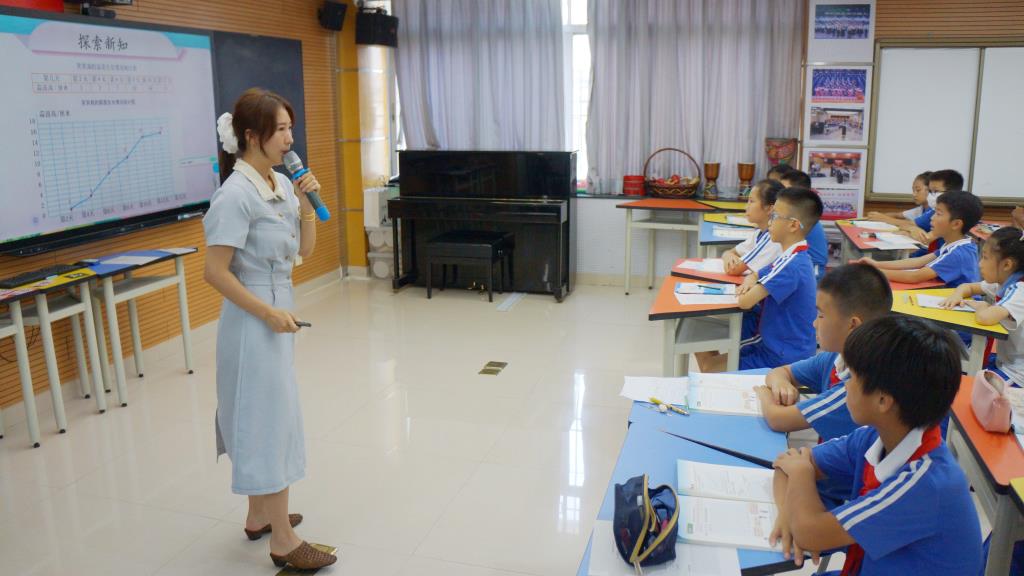 南湖小学开展《栽蒜苗（二）》课堂教学研讨活动