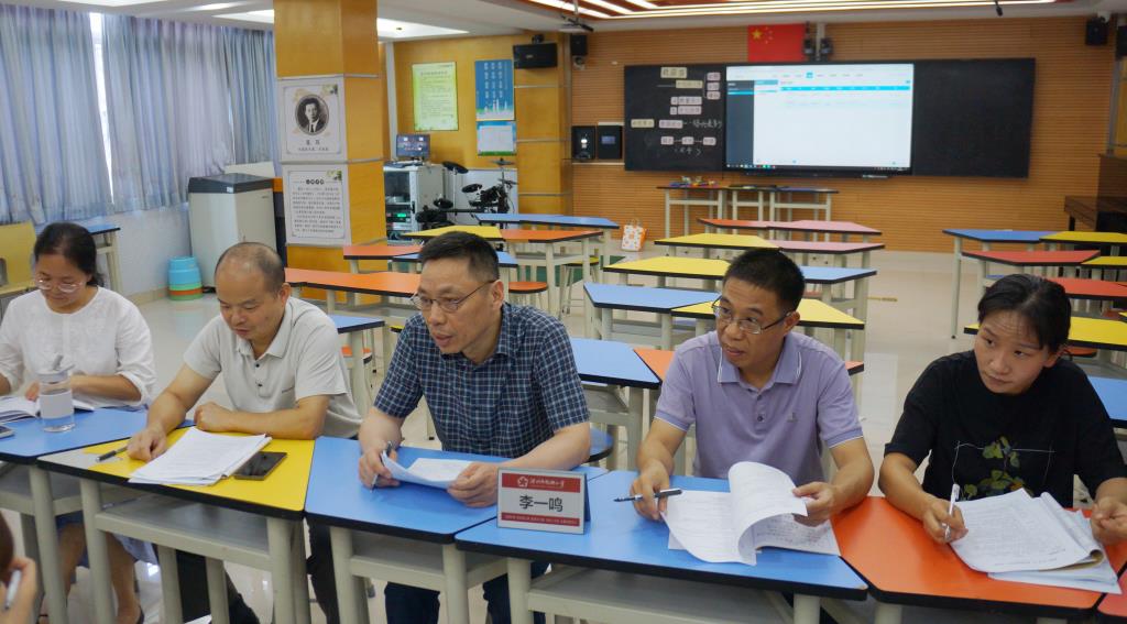 南湖小学开展《栽蒜苗（二）》课堂教学研讨活动