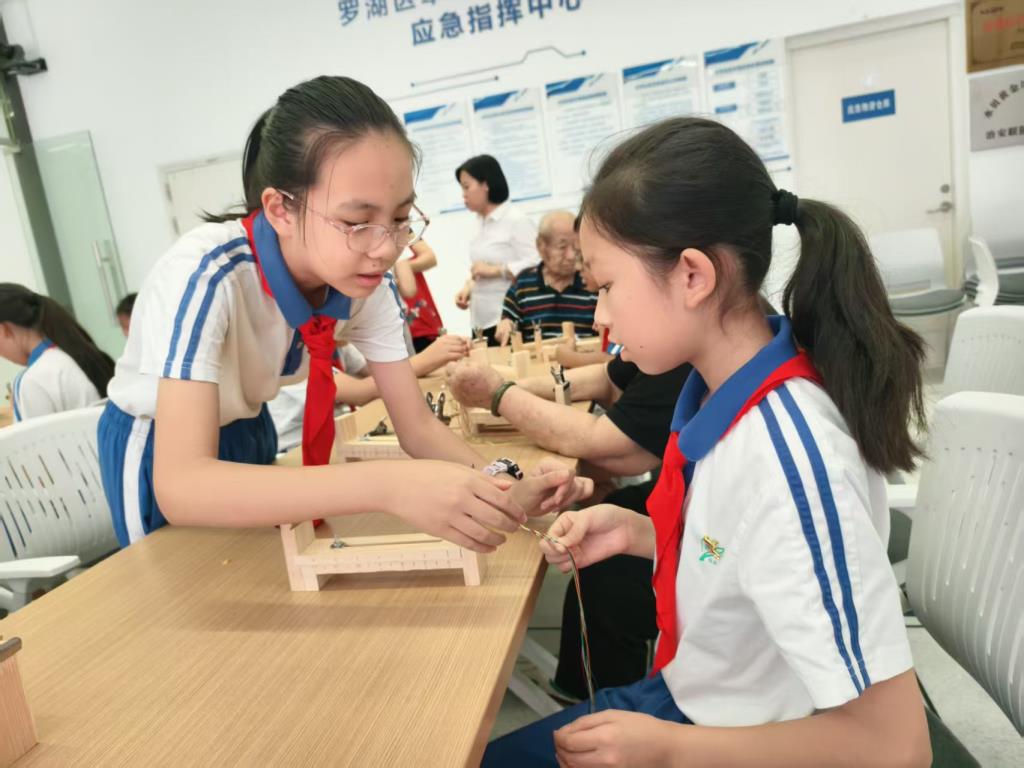 深圳市翠北实验小学开展端午节敬老五彩绳手工实践活动