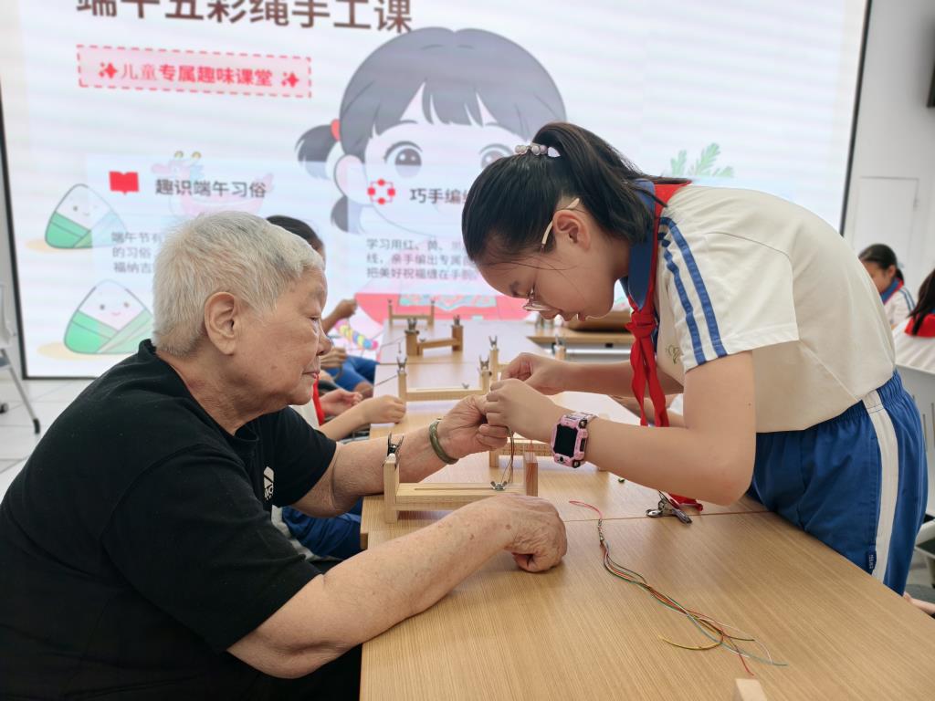 深圳市翠北实验小学开展端午节敬老五彩绳手工实践活动