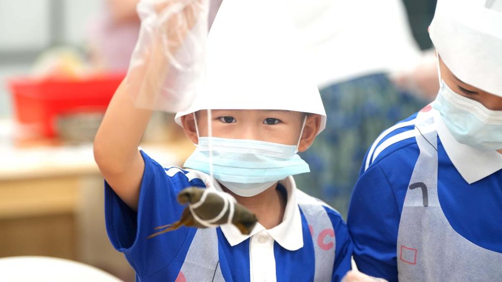 罗湖外语小学开展端午节、父亲节特色实践活动