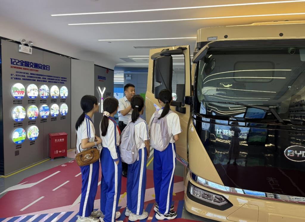 深圳市水库小学开展“每周半天计划”深巴智慧中心研学之旅