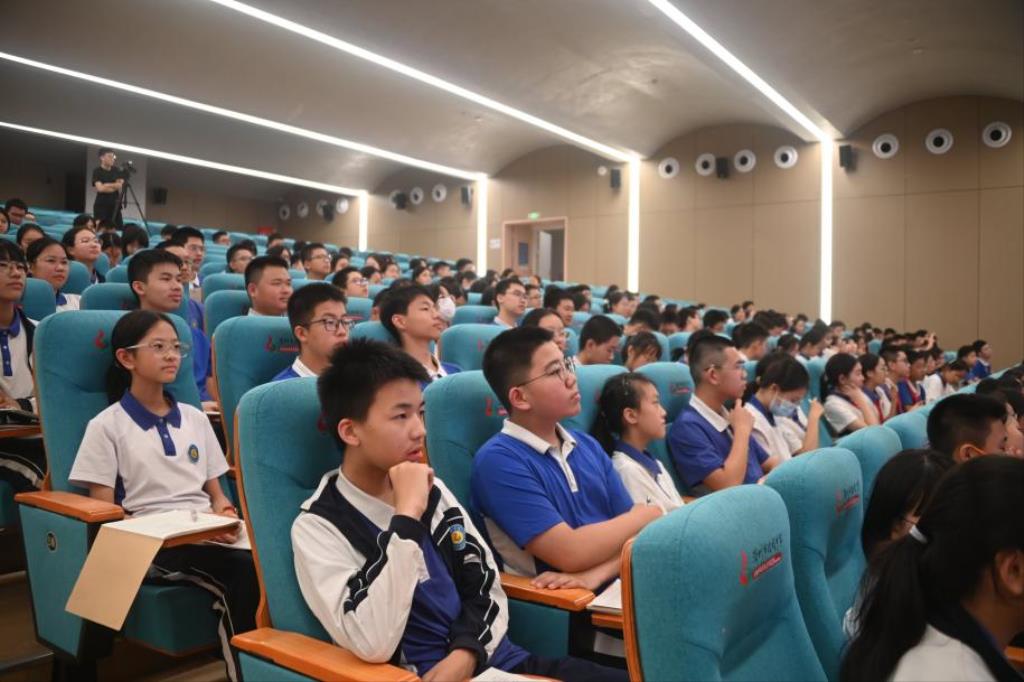 深圳文艺名家驻校计划走进桂园中学 万福友老师开讲传统节日文化