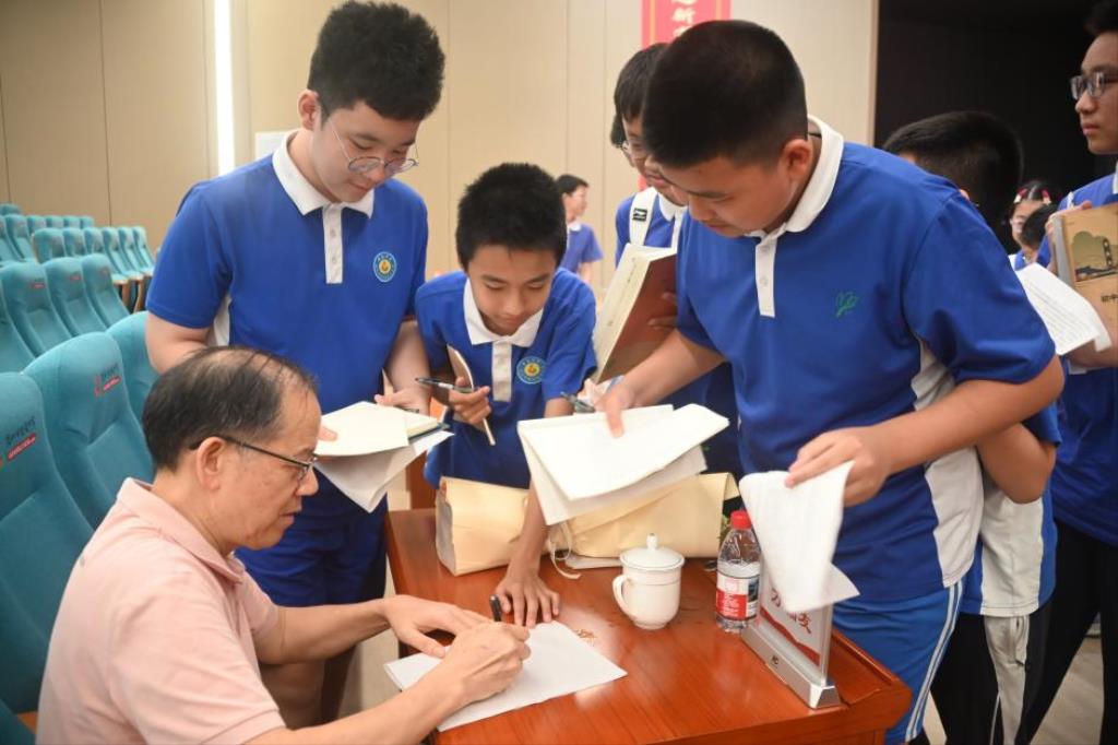 深圳文艺名家驻校计划走进桂园中学 万福友老师开讲传统节日文化