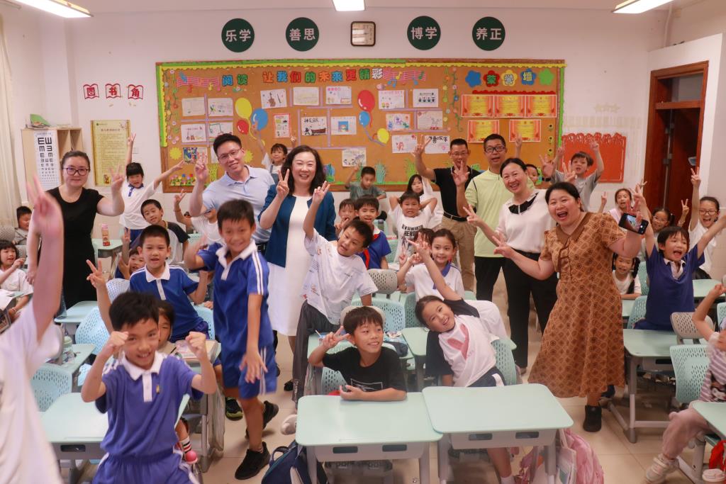 社区和学校领导班子进班送上节日慰问与美好祝愿