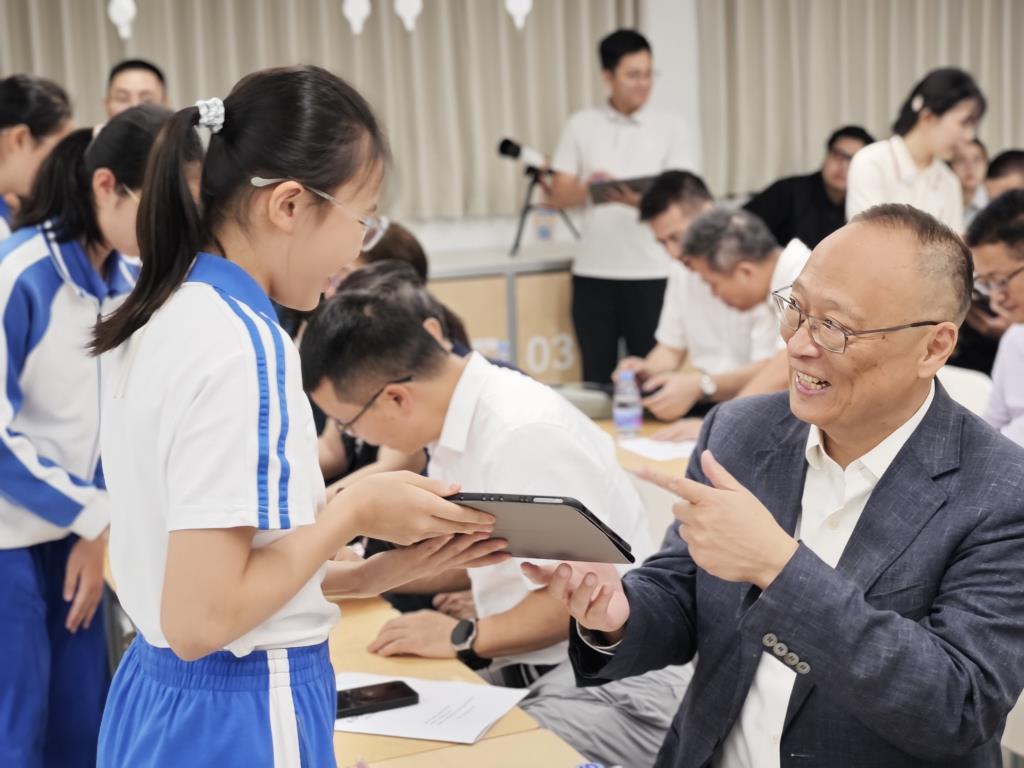 淘金山小学“好奇博士会提问”课堂实践-专家和学生现场交流