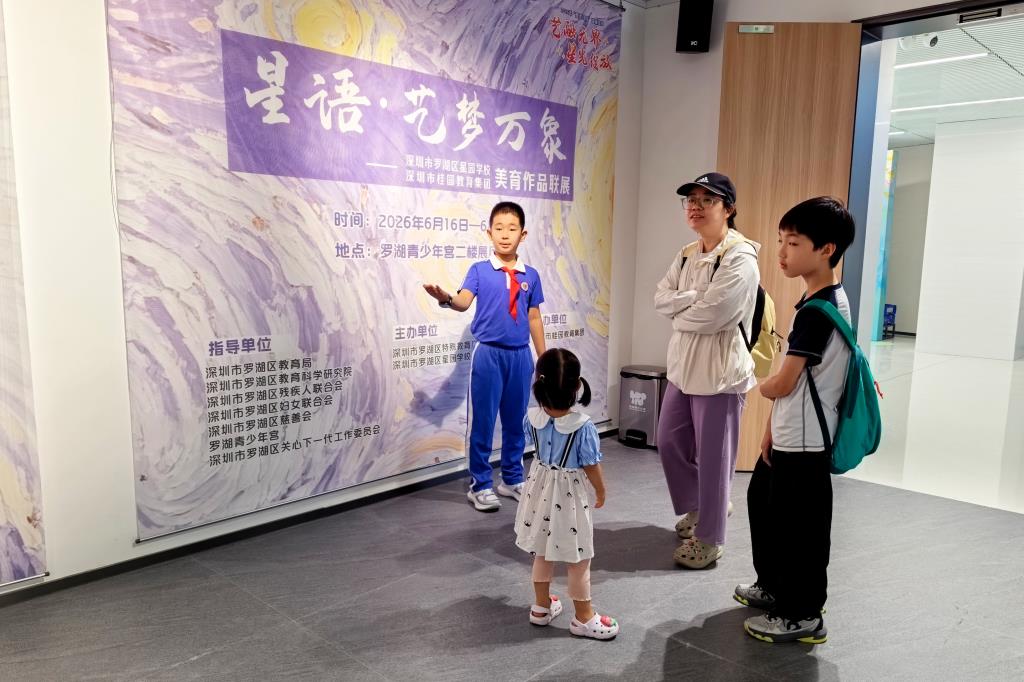 红领巾志愿讲解员为观展市民讲解作品故事