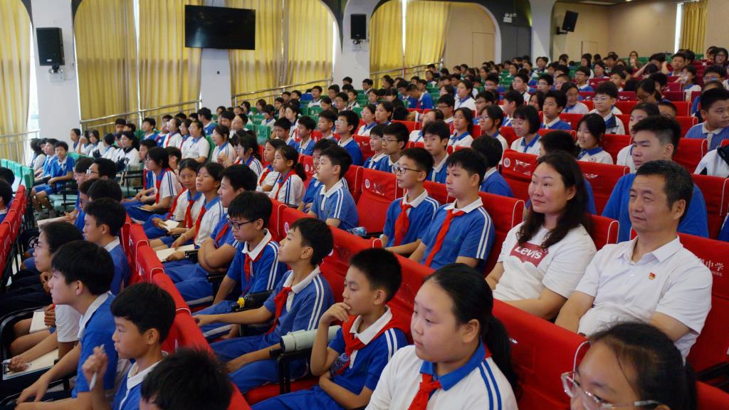 南湖小学走进南科大附属罗湖中学探索小初贯通教育衔接新路径