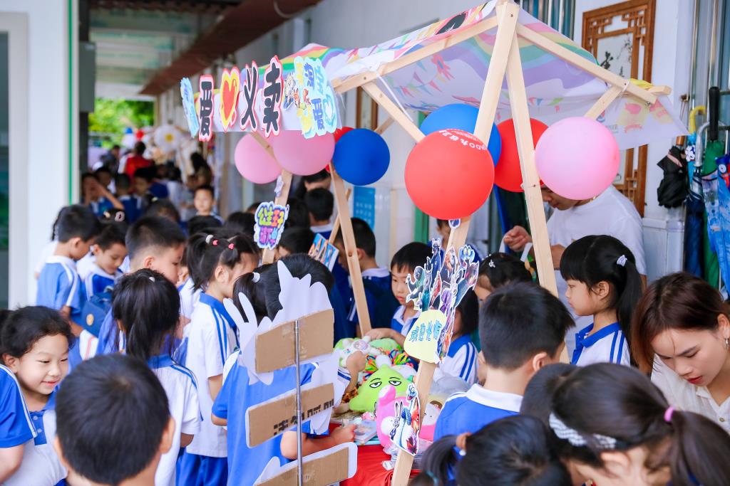 深圳市洪湖小学开展首届 “爱心童市&
