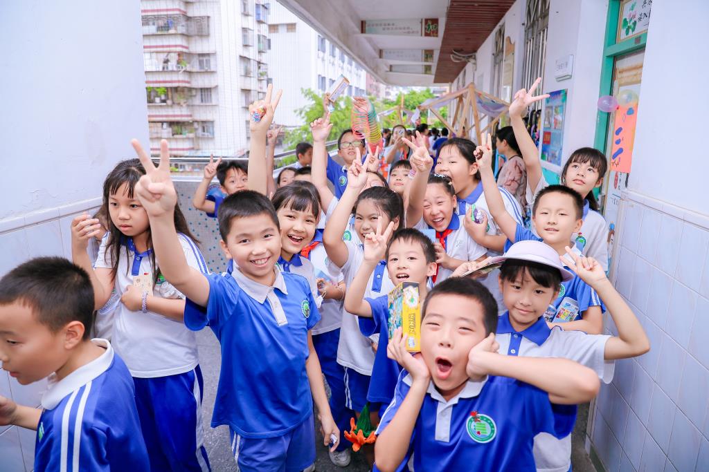 深圳市洪湖小学开展首届 “爱心童市&