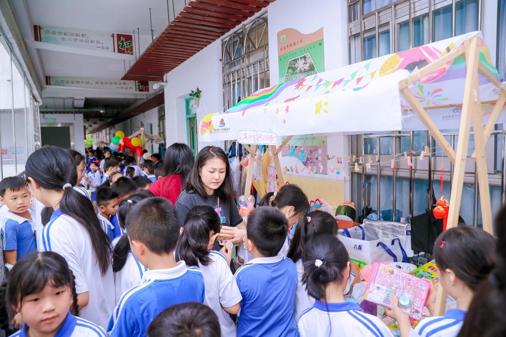 深圳市洪湖小学开展首届 “爱心童市・红领巾跳蚤市场” 义卖活