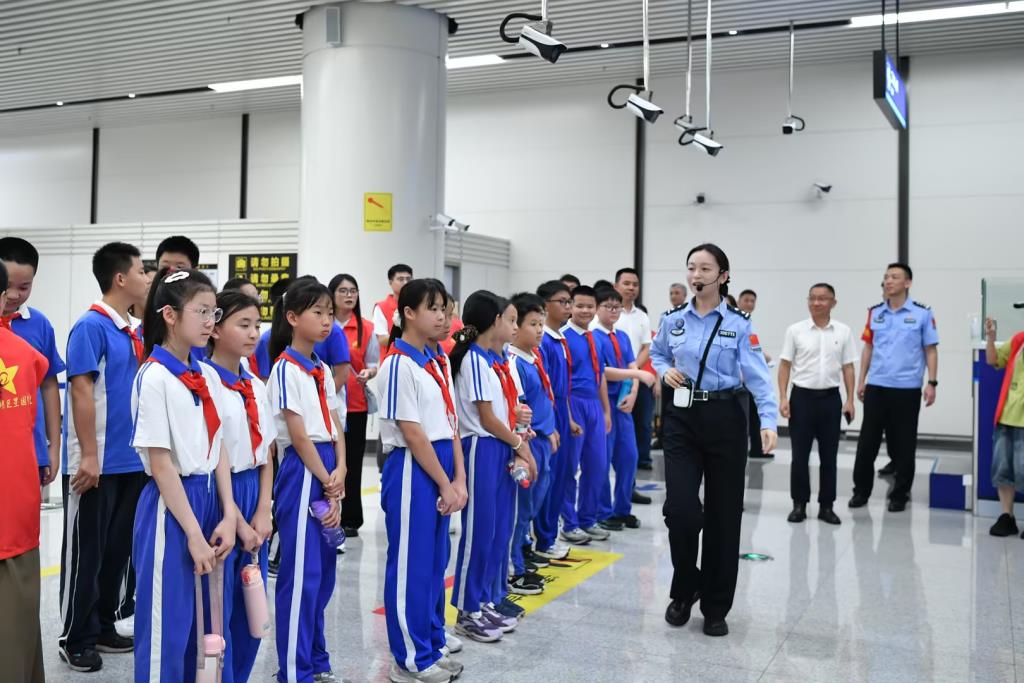 探秘莲塘口岸一线，童心致敬最美边检守护者
