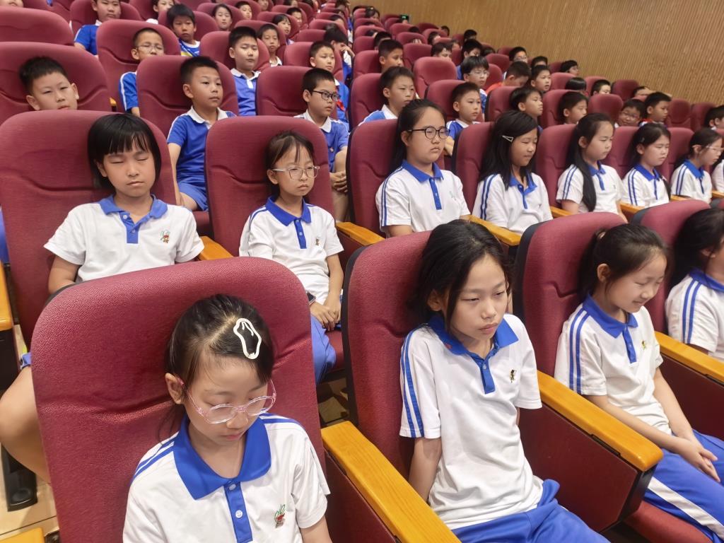 深圳市翠北实验小学三年级科学护眼讲座