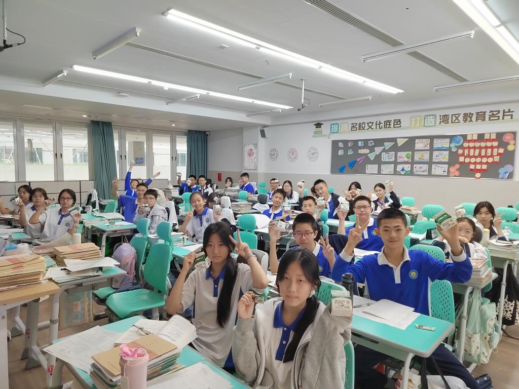 烈日下的守护！立交桥上那把撑起的伞，是桂园学子最温柔的担当
