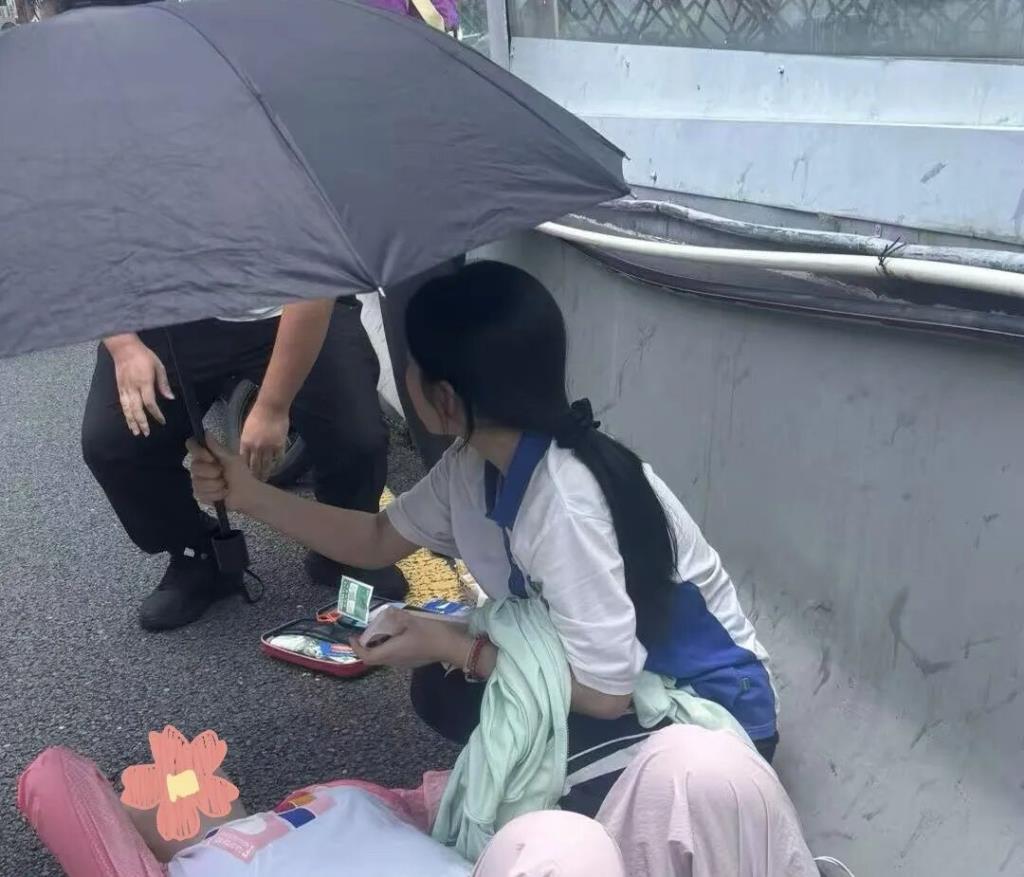 烈日下的守护！立交桥上那把撑起的伞，是桂园学子最温柔的担当