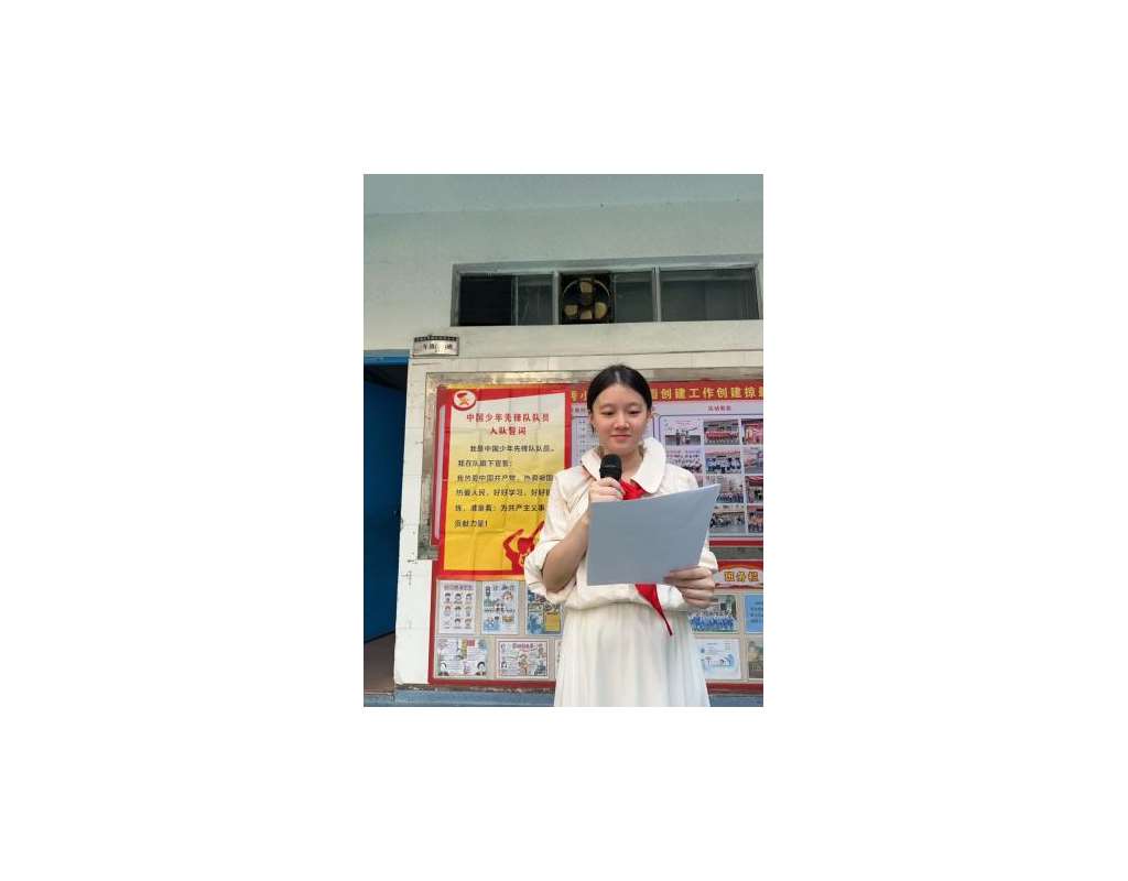 大队辅导员李老师宣读组织决议