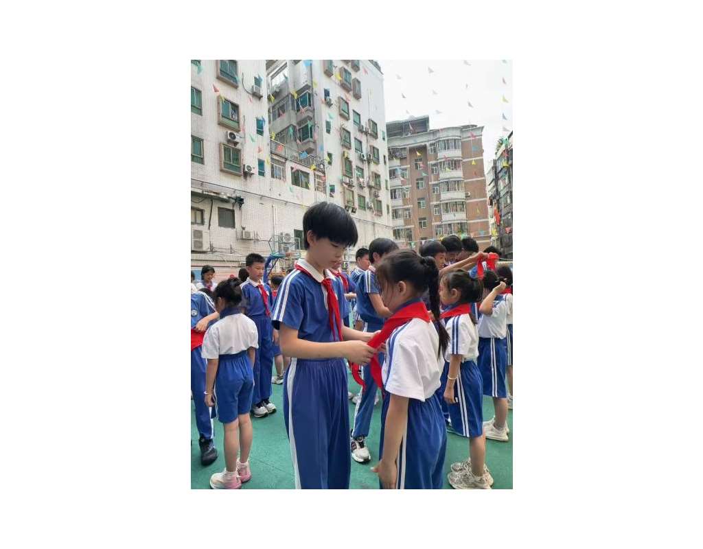 老队员为新队员佩戴红领巾