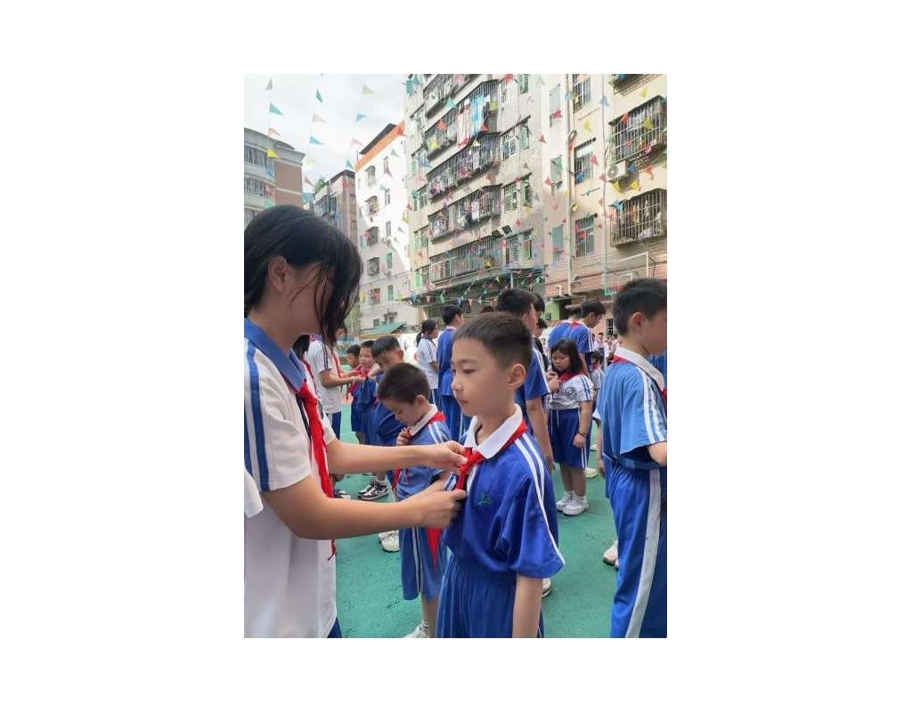 老队员为新队员佩戴红领巾