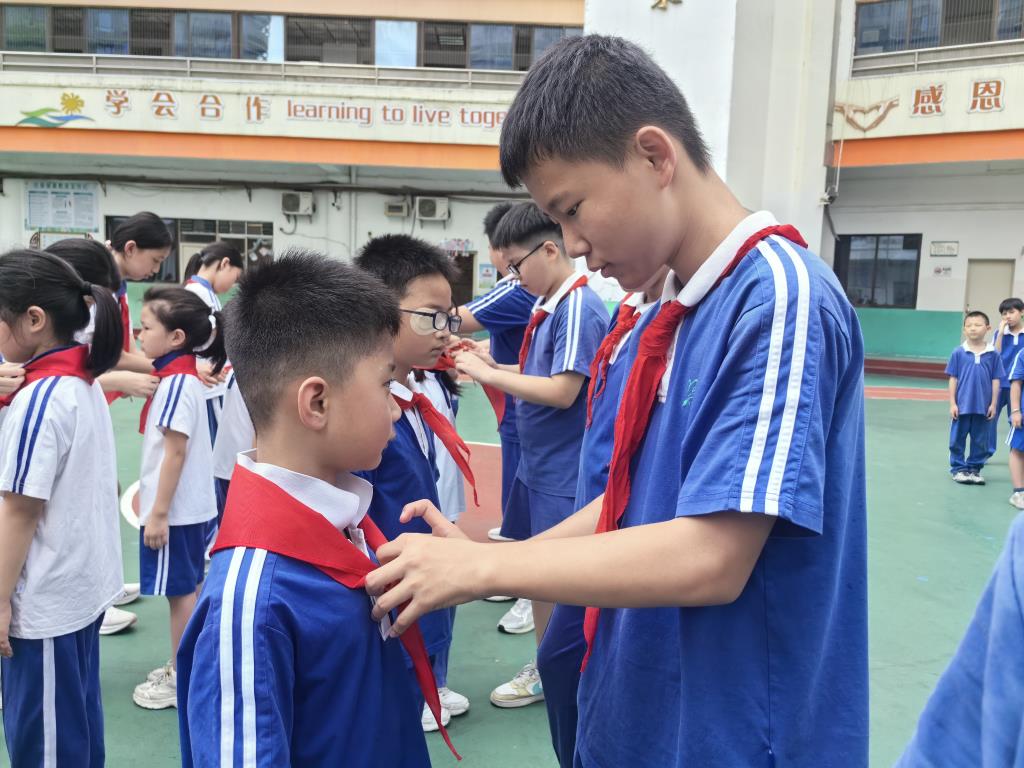 2.老队员为新队员佩戴红领巾1