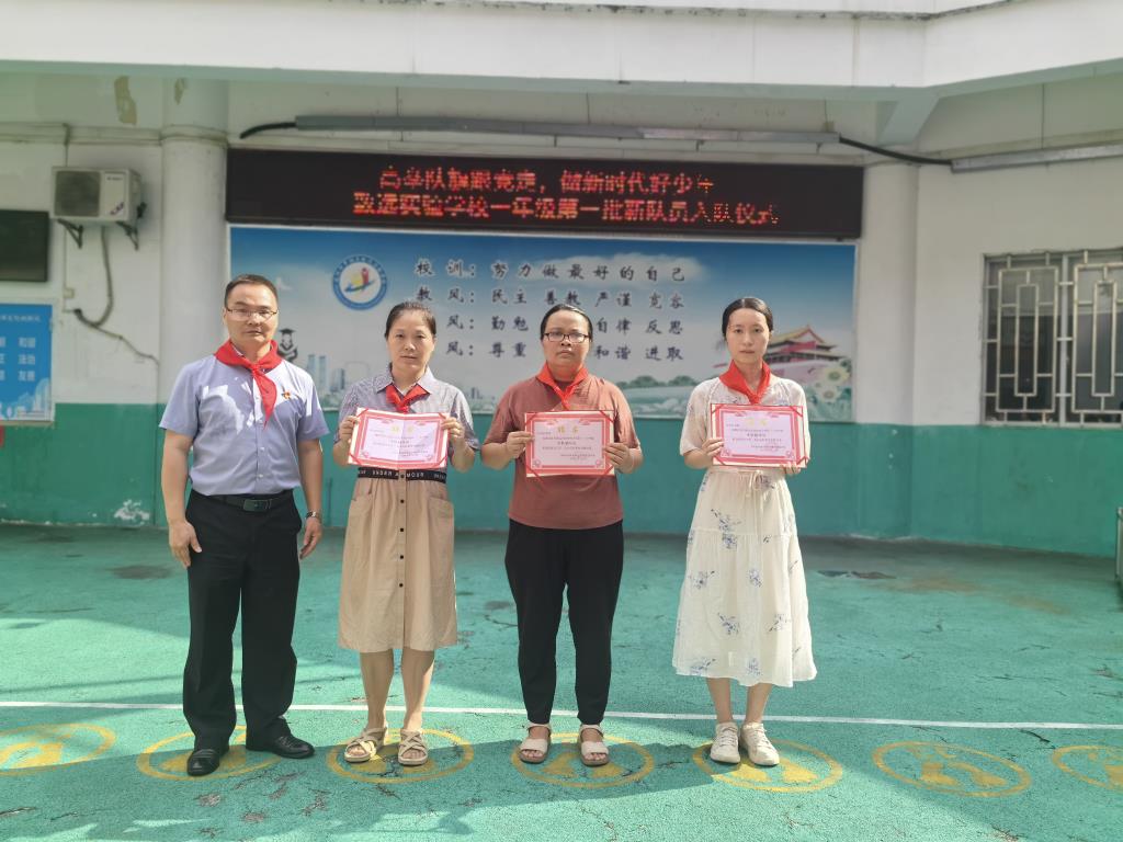 5.程校长为新建中队辅导员颁发聘书