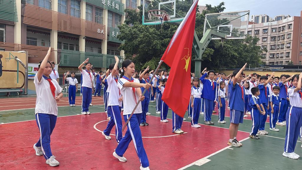 新华外国语学校举行2026年新队员入队仪式