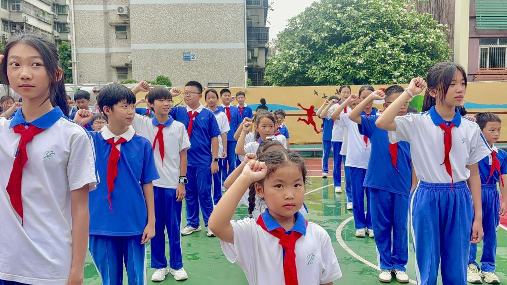 新华外国语学校举行2026年新队员入队仪式