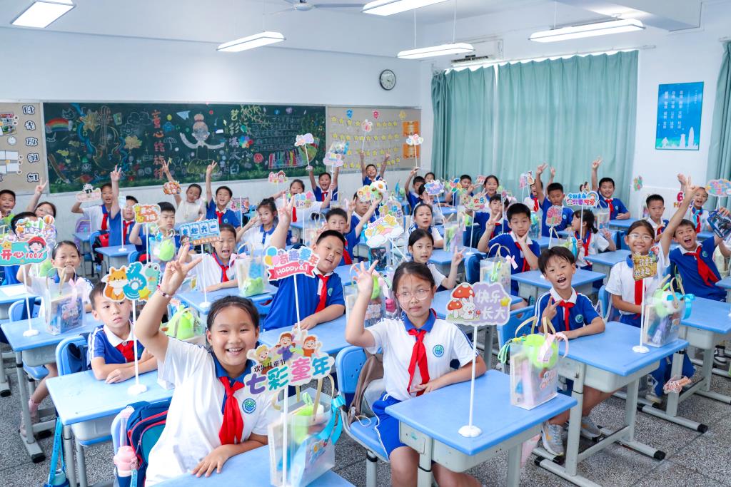 太白实验学校开展六一趣味游园活动