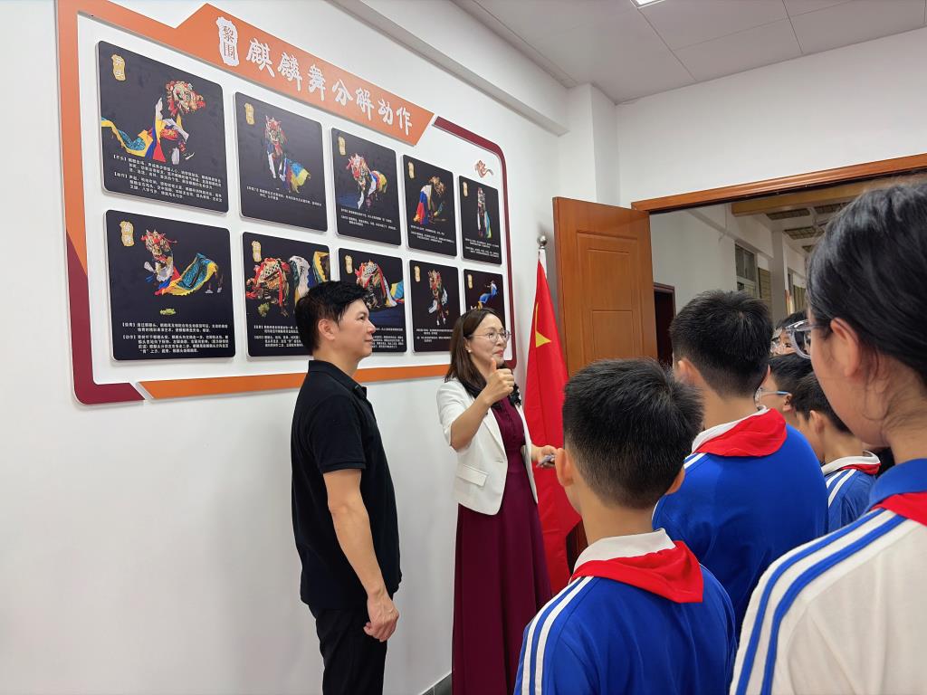 水库小学书记校长带队走进水库新村开展非遗传承思政研学活动