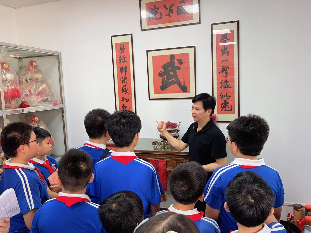 水库小学书记校长带队走进水库新村开展非遗传承思政研学活动
