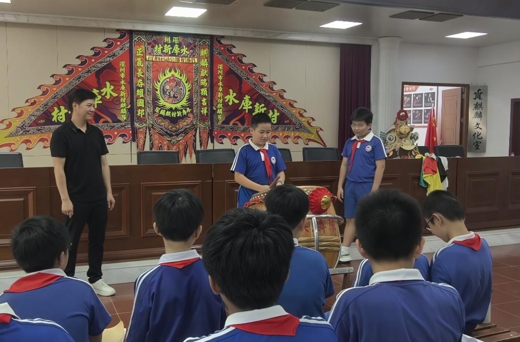 水库小学书记校长带队走进水库新村开展非遗传承思政研学活动