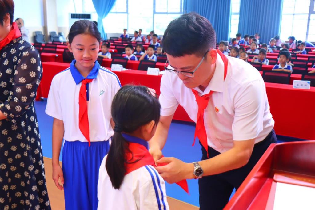 高举队旗跟党走 做新时代好少年——龙创实验学校举行2026年首批新队员入队仪式