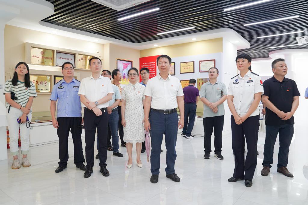 翠园文锦中学党总支开展开展主题党日活动