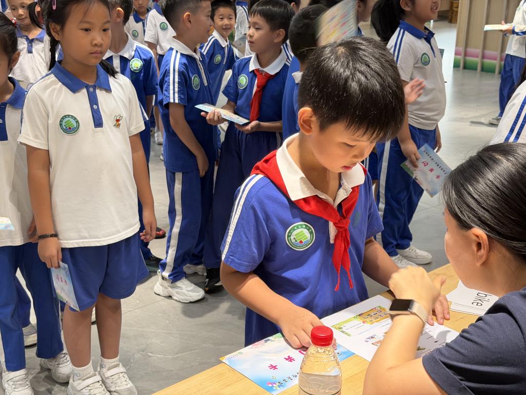 深圳市洪湖小学一二年级开展期末嘉年华活动