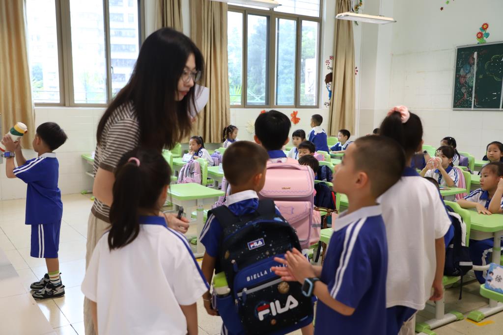 红岭小学·暖心课程｜萌娃启航新阶段，家校同心护成长