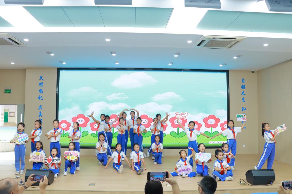 太白实验学校举办第42个教师节庆祝大会