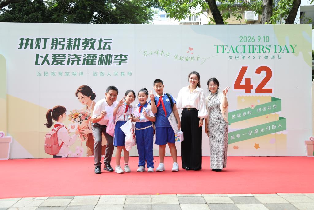 学生送上节日祝福