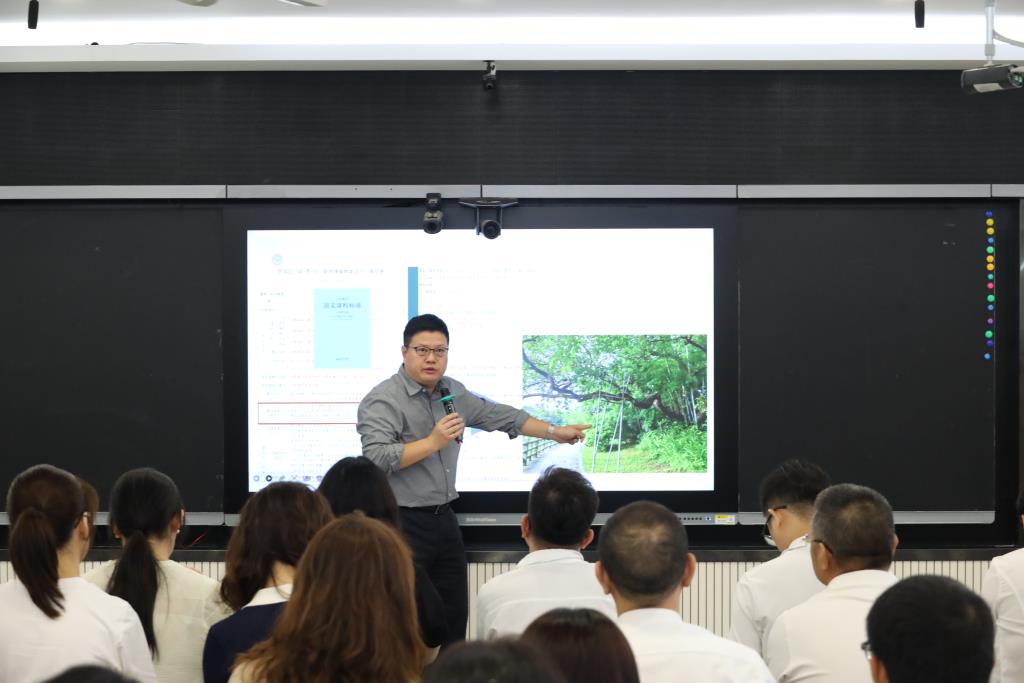 刘为华主任作初中教研工作安排