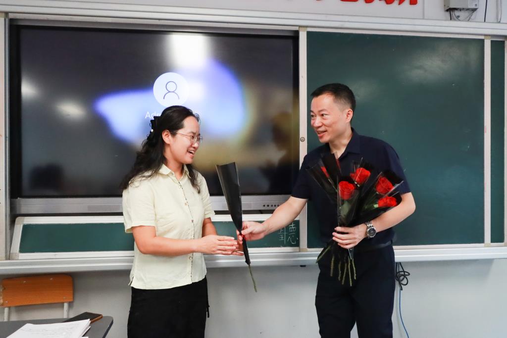 翠园文锦中学开展第42个教师节“敬师恩”主题感恩教育系列活动
