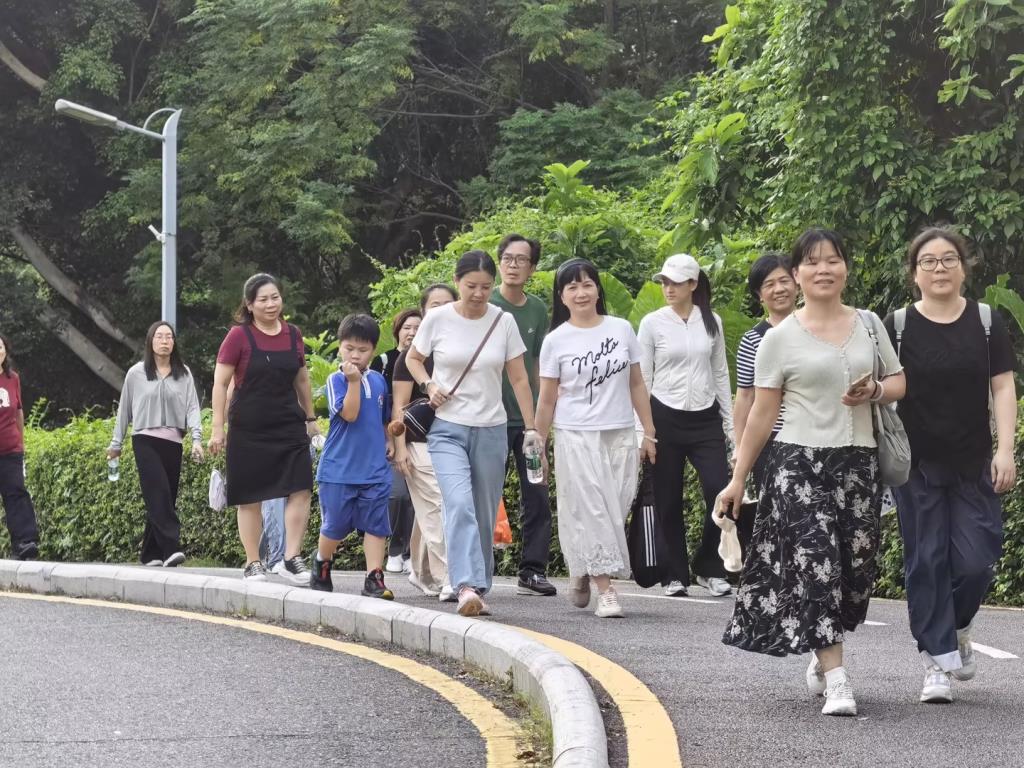 深圳市水库小学开展教师节教职工徒步团建活动