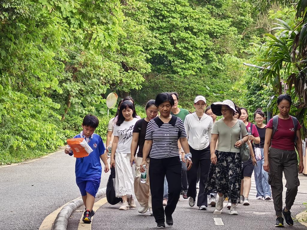 深圳市水库小学开展教师节教职工徒步团建活动