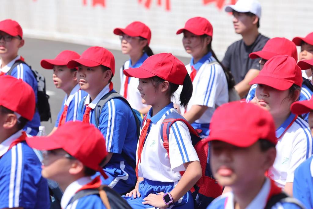 学生观看