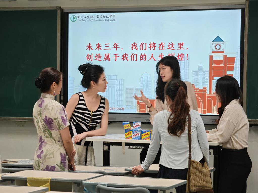 会后班主任同家长深入交流