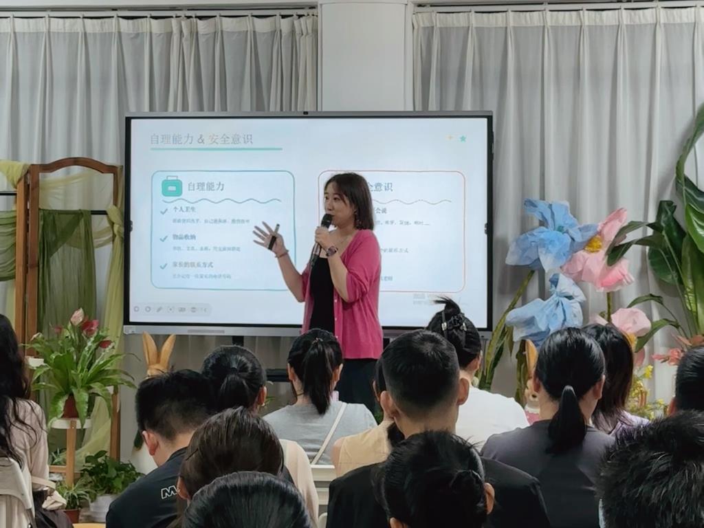 罗湖外语小学教师走进华景园幼儿园开展讲座