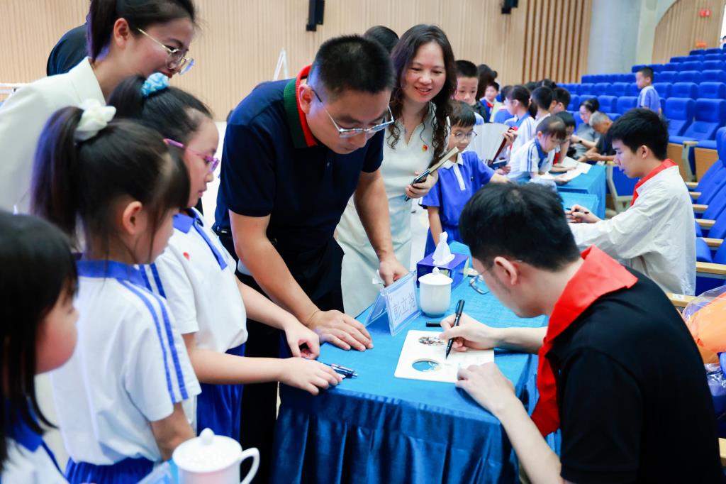 围棋国手辜梓豪彭立尧走进罗湖外语小学