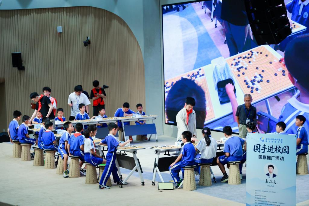 围棋国手辜梓豪彭立尧走进罗湖外语小学