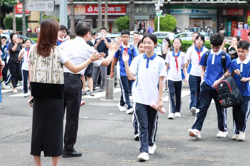 文锦校园“上新季”：一封信笺传心意，少年启程赴新约