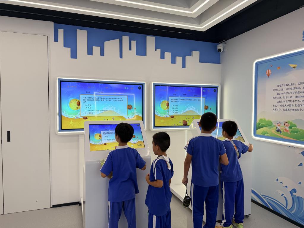 读行合一润童心，学法明心筑未来