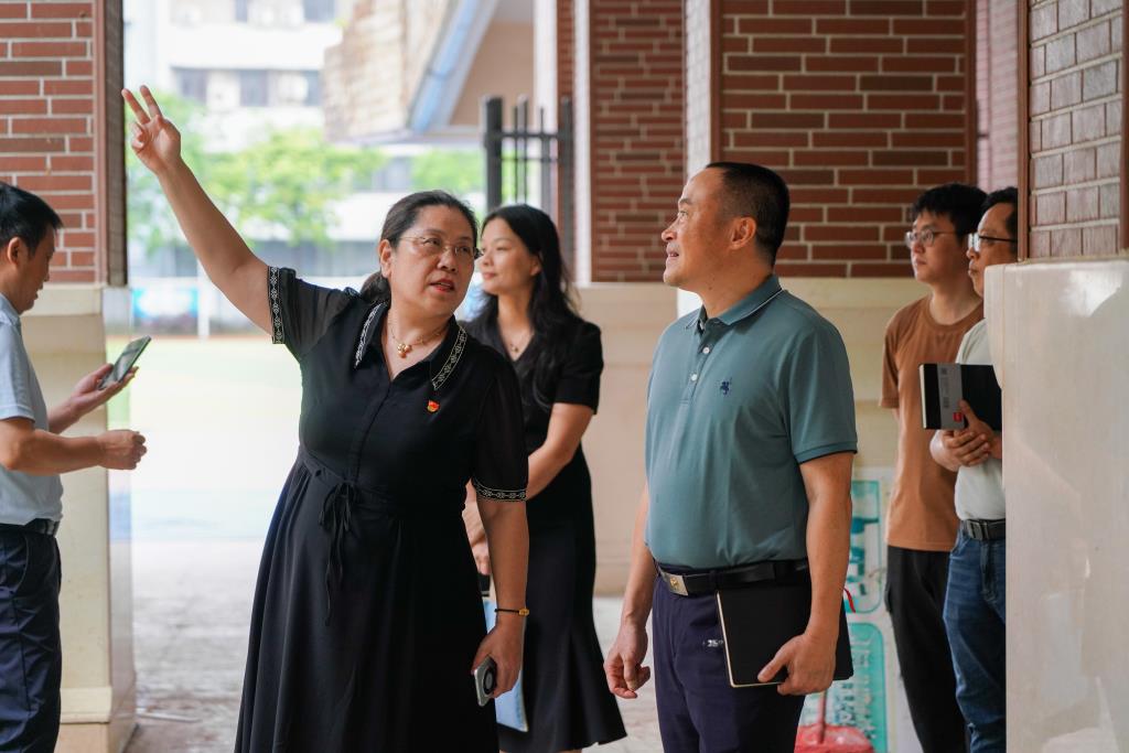 四级调研员杨海波到我校进行开学工作检查