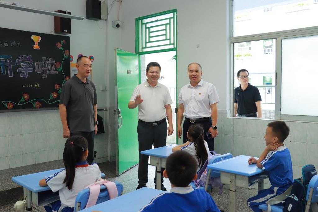 区教育局副局长高星莅临太白实验学校开展开学工作检查